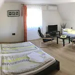 Rozi Garden Vendeghaz Badacsony בדקסוניטומאי