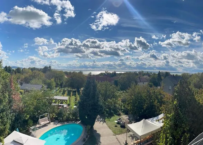 Rozi Garden Vendeghaz Badacsony 招待所 包道乔尼托毛伊